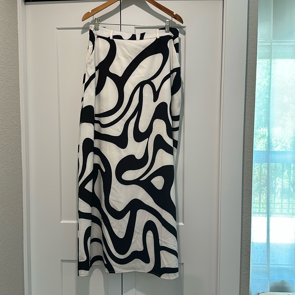 Size large skirt by UOOZEE 100% polyester. Partially lined halfway down.